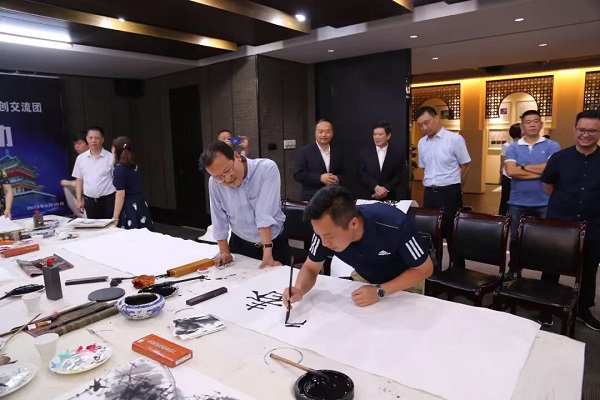 17交流团一行参与书画交流活动.JPG