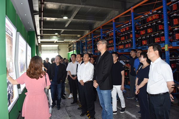 21韩宝生陪同访问团一行参观爱菊粮油工业集团.JPG